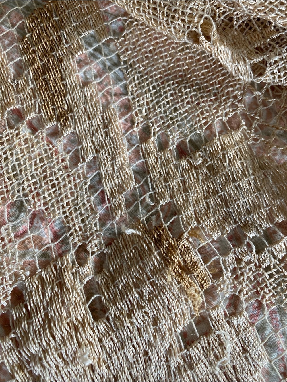 Vintage 100% Handmade Ecru Filet Lace Tablecloth - Picture 3 of 7